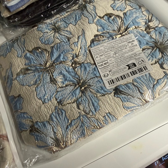 NWOT Floral Blue and Cream Tote Bag with Bamboo Handles - Picture 6 of 6